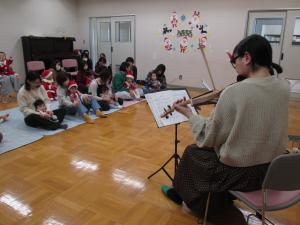 １２月９日に7ひよこクリスマス会をしました。ギターとバイオリンの演奏を聴きました！