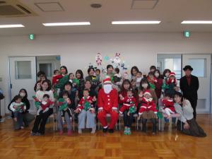 みんなサンタクロースからプレゼントをもらってうれしそうでした！