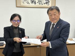 答申書を手渡す