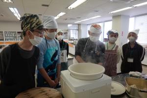 写真1（もち米を機械でつく）