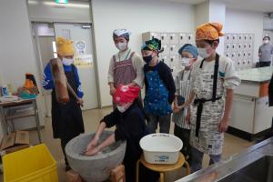 写真2（もち米を石臼でつく）