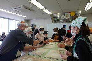 写真3（ついたもちを丸める）