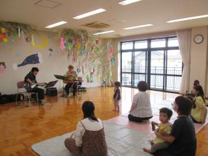 7月7日にひよこ七夕まつりをしました。白猫音楽缶の方がギターの演奏をしてくれました！