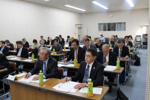 研修を受講する議員