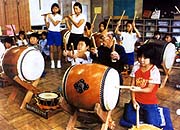 郷土芸能の指導を受ける子供たち