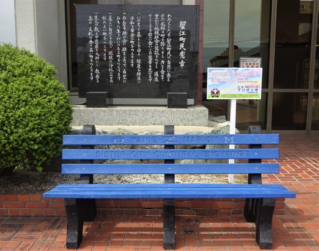 青色ベンチ