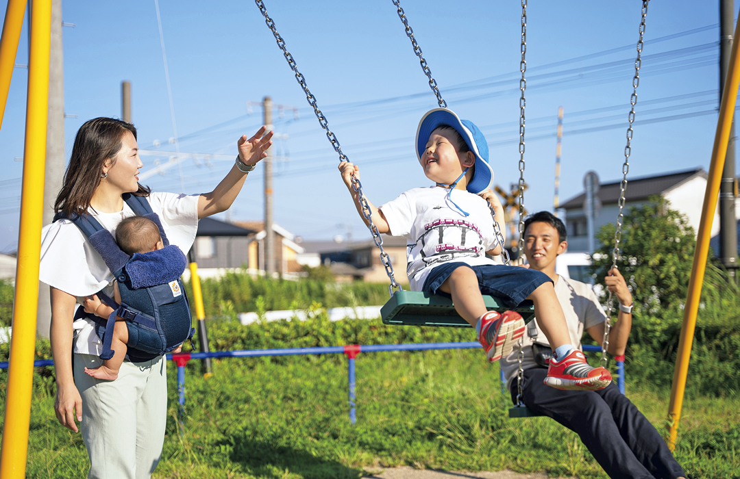 公園で過ごす家族の様子