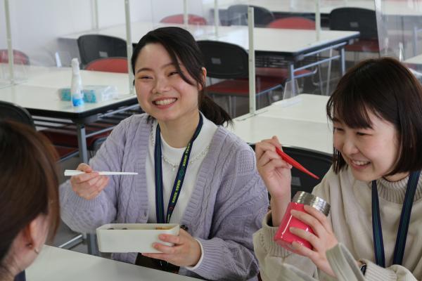 総務課食事風景