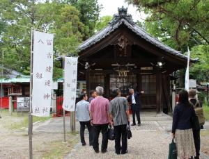 神社で説明を受ける様子