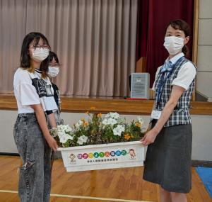 人権の花、セーヌ蟹江へ